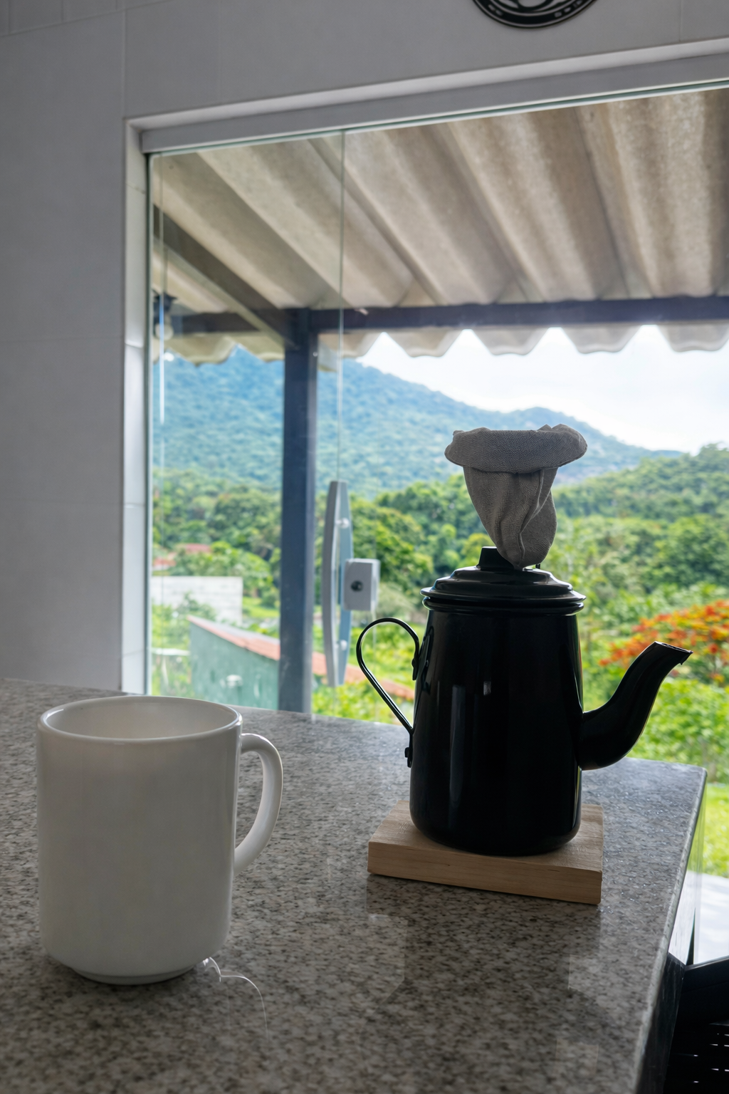 Cozinha completa com ilha no Refúgio da Raposa